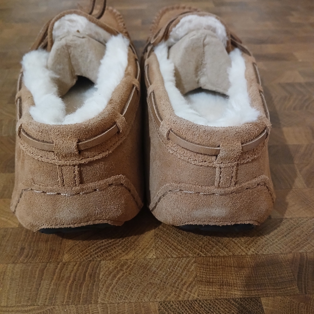 🆕️ UGG Slippers - Picture 3 of 9
